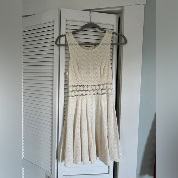 Free People Crochet & Lace “Fitted with Daisies” mini - Cream - Size 6 - Picture 4 of 10